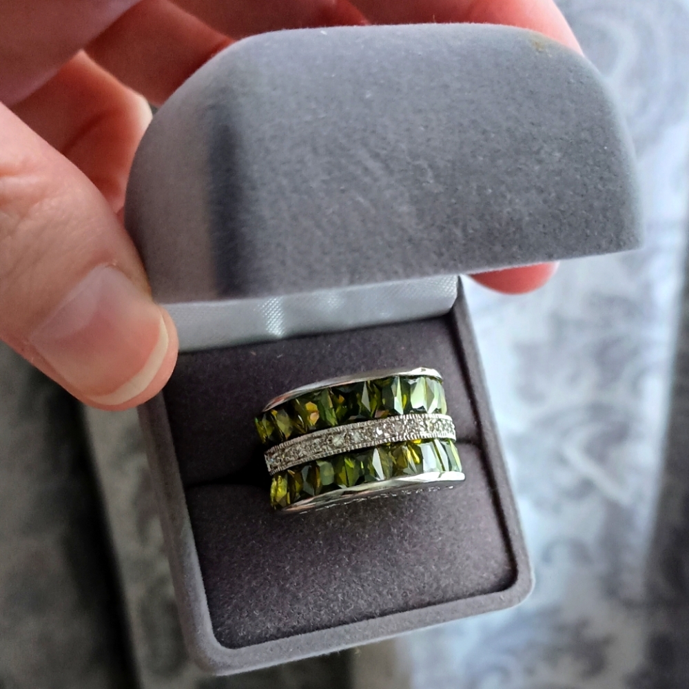 New in box (Vintage) simulated Peridot Green Glass ring